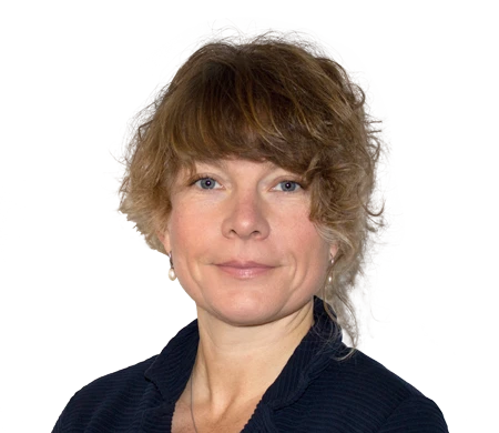 Sabrina Haas, zuständig für Marketing Services bei CREATON, schaut ruhig in die Kamera und lächelt leicht. Sie hat mittellange, lockige, hellbraune Haare mit Pony. Sie trägt eine dunkle Bluse und goldene Ohrringe.