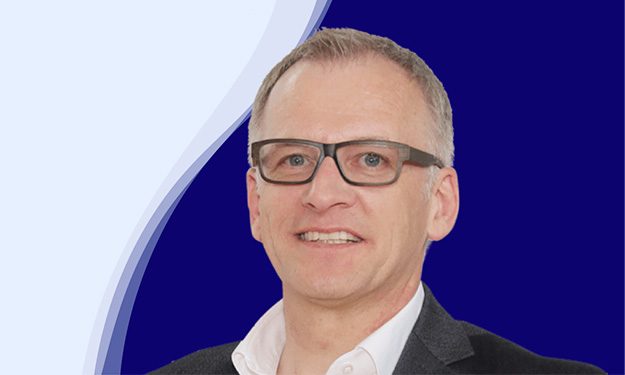 Wolfgang Maier, Marketingleiter bei LEUCO, blickt freundlich in die Kamera. Er trägt eine markante, dunkle Brille, ein weißes Hemd mit offenem Kragen und ein dunkles Sakko. Seine kurzen Haare sind grau meliert.