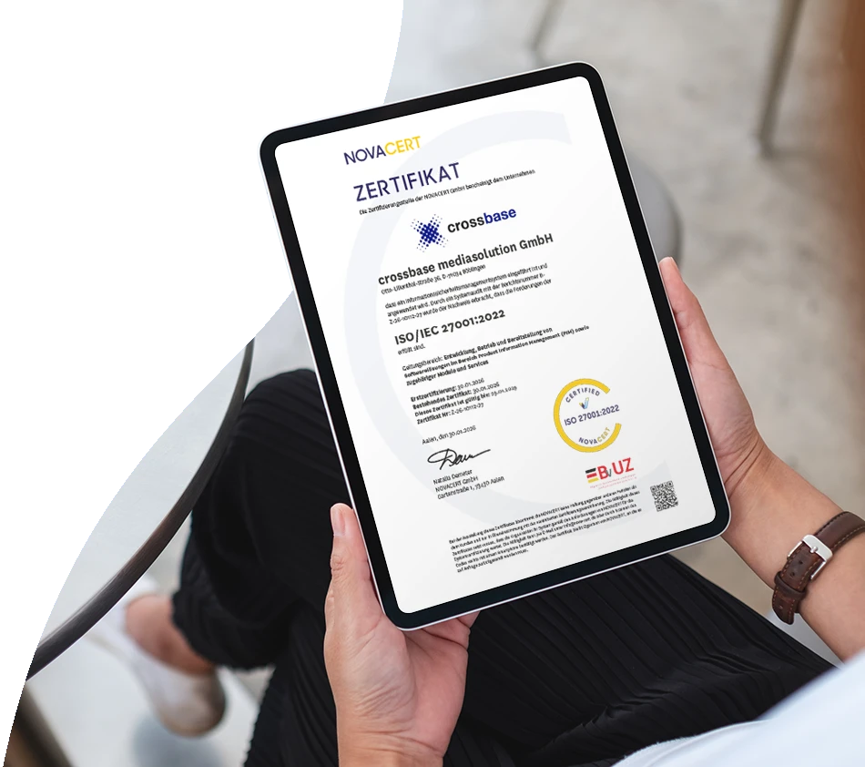 Vollbildansicht des ISO 27001-Zertifikats von crossbase auf einem Tablet im Hochformat.