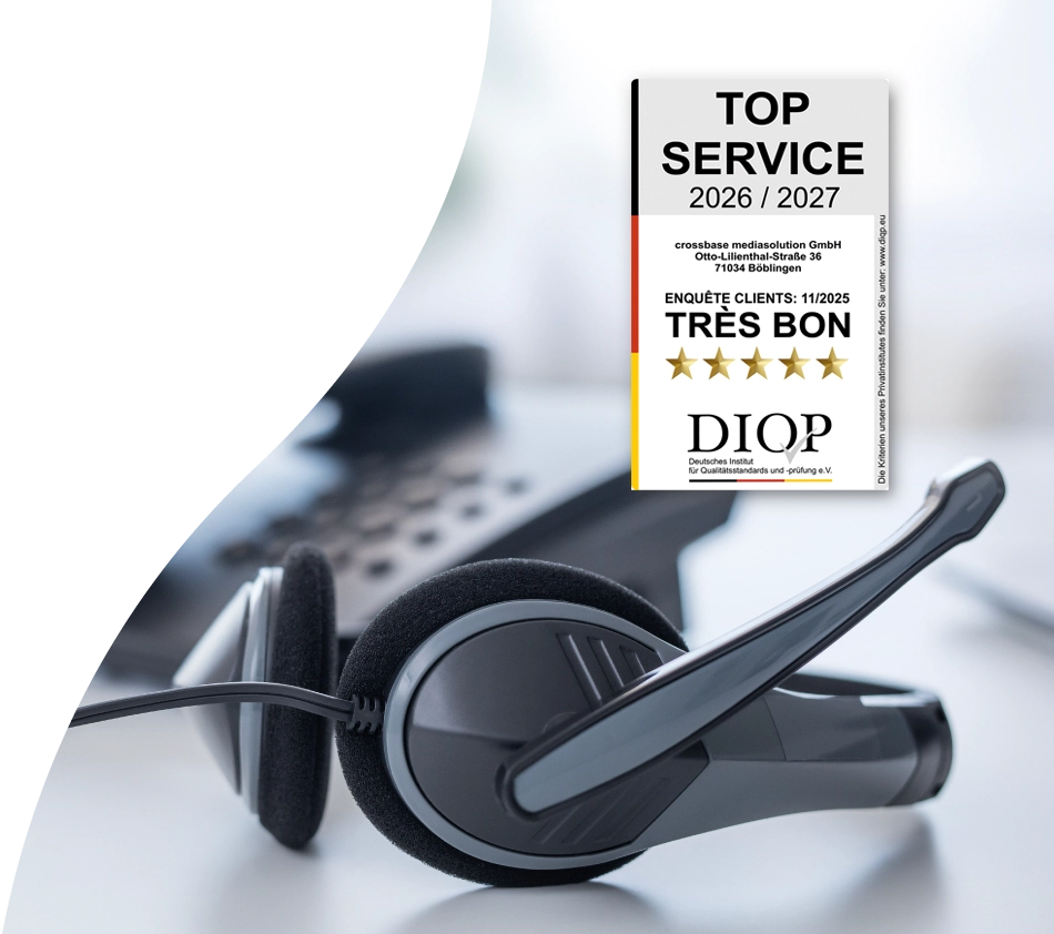 Au premier plan, on peut voir le logo Top Service pour l'année 2024/25 personnalisé sur crossbase. En arrière-plan se trouve une table avec un casque et un téléphone filaire. Ces deux éléments symbolisent l'accessibilité et le service de crossbase.