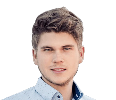 Moritz Futterer regarde aimablement la caméra. Il a les cheveux courts, brun clair à blond foncé, légèrement ondulés, et un début de barbe. Il porte une chemise claire avec un motif discret.