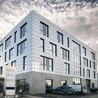 Sur la photo, on peut voir l'immeuble de bureaux à Wolfurt, où se trouve la succursale de crossbase mediasolution GmbH.