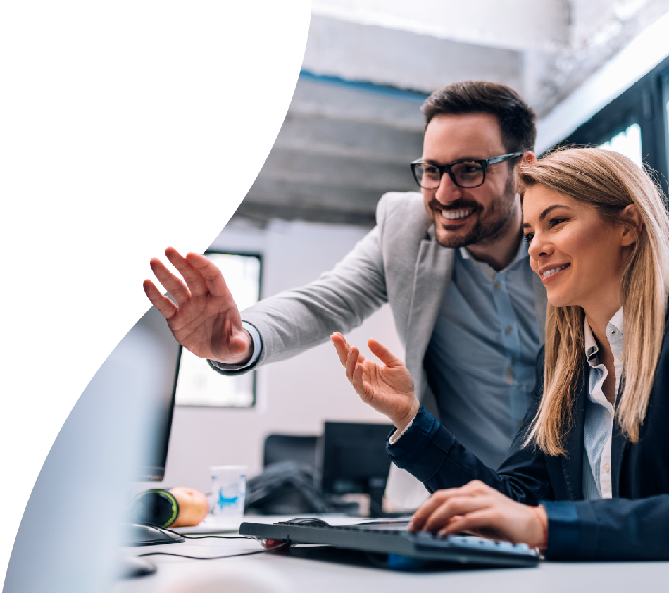 Un informaticien manipule un ordinateur portable dans une salle de serveurs